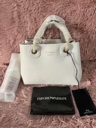 Bolso emporio armani vale 260€ en el corte inglés