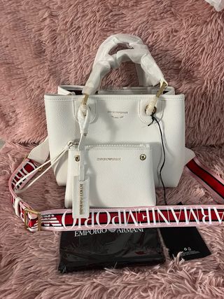 Bolso emporio armani vale 260€ en el corte inglés