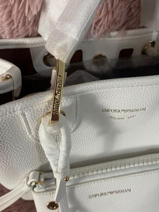 Bolso emporio armani vale 260€ en el corte inglés