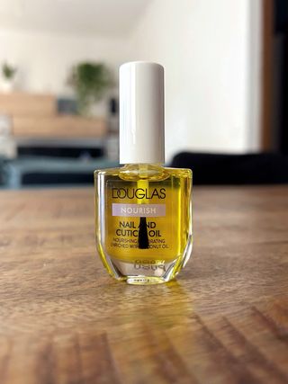 Olio per unghie e cuticole Douglas