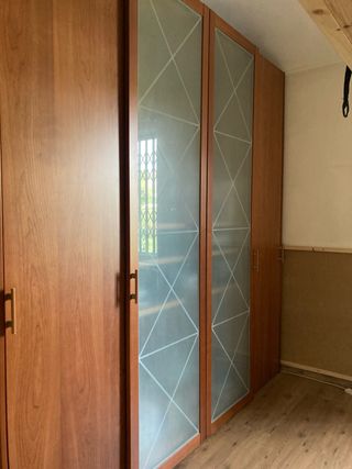 Armadio in legno a 4 ante scorrevoli