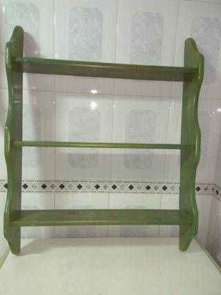 Estantería de madera provenzal en buen estado