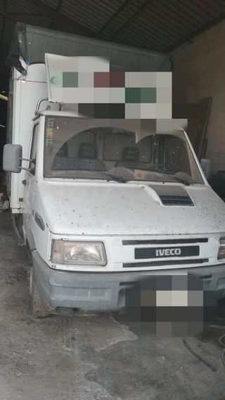 Camión con plataforma elevadora