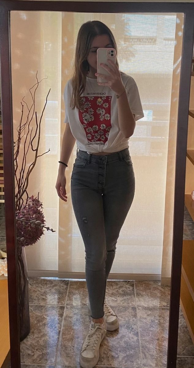 Pantalón gris oscuro pitillo tiro alto