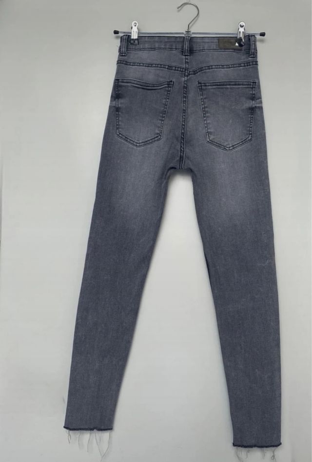 Pantalón gris oscuro pitillo tiro alto