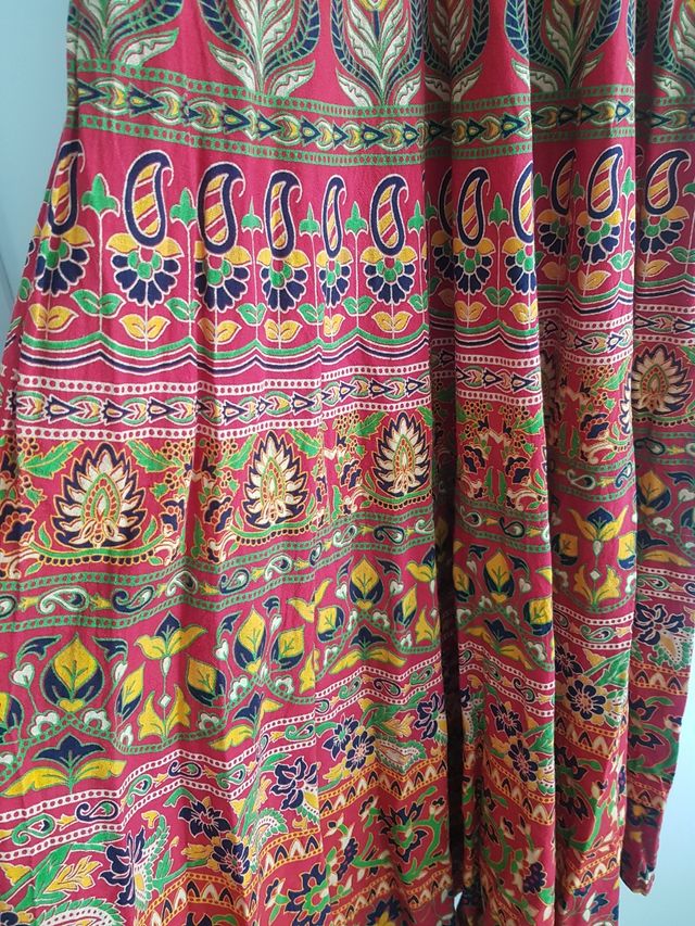 Vestido colorido hecho a mano en India