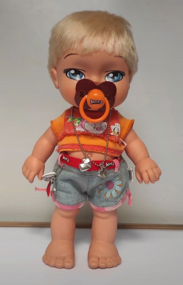 Muñeca bebé Jaggets Famosa
