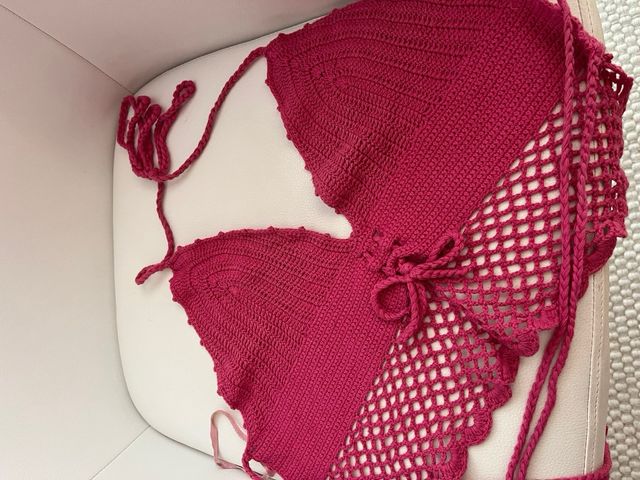 Top precioso de punto de crochet corto