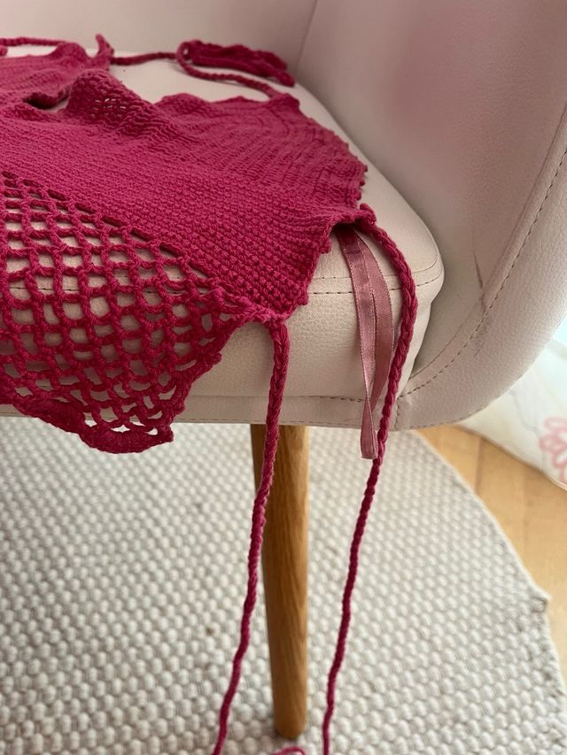 Top precioso de punto de crochet corto