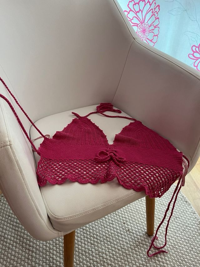 Top precioso de punto de crochet corto