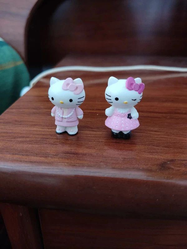 2 figuras Hello Kitty