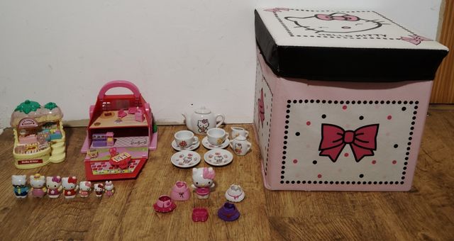 Hello Kitty juguetes y baúl.