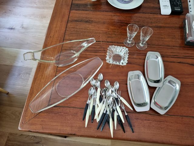 Lote de salseras Pyrex y aperitivos