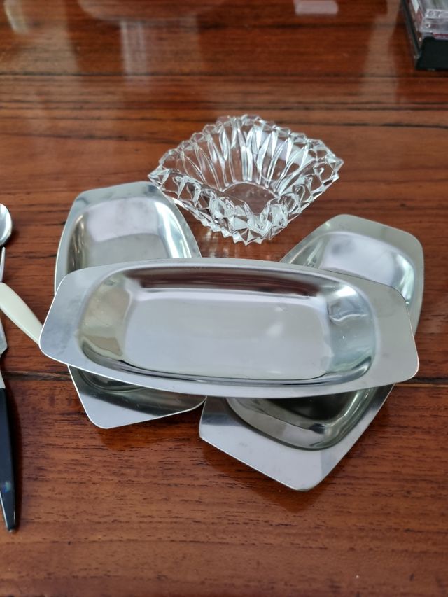 Lote de salseras Pyrex y aperitivos