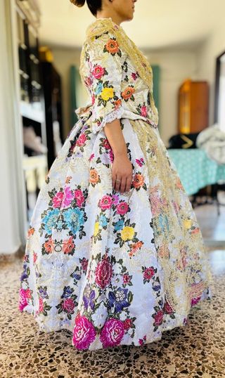 Traje de fallera con manteletas
