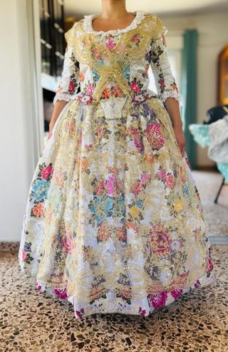 Traje de fallera con manteletas