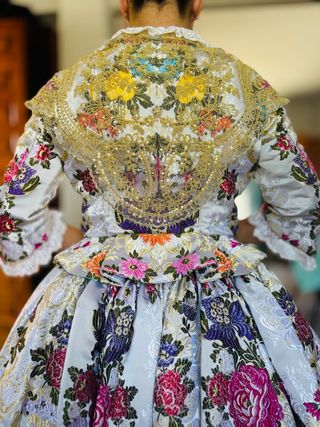 Traje de fallera con manteletas