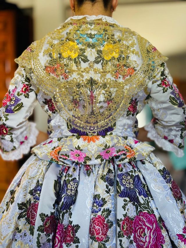 Traje de fallera con manteletas