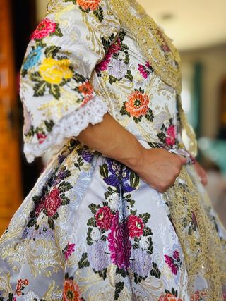 Traje de fallera con manteletas