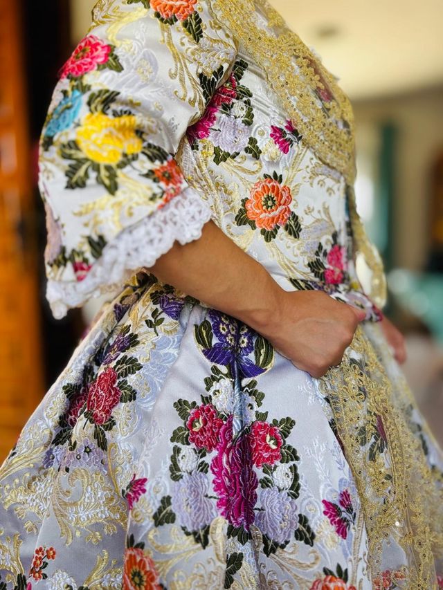 Traje de fallera con manteletas