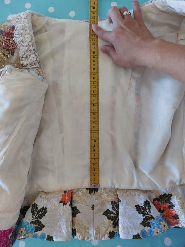 Traje de fallera con manteletas