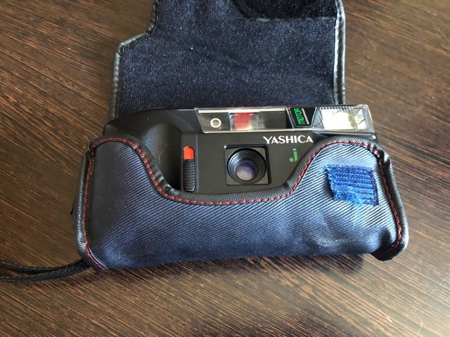 Cámara Yashica J Kyocera – Vintage con funda origina