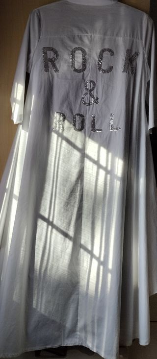 Vestido tull con sobre camisa blanca