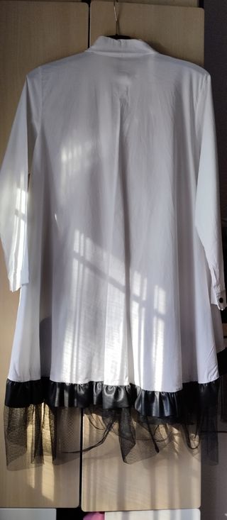 Vestido tull con sobre camisa blanca