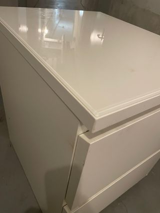 Mesita de noche con cristal