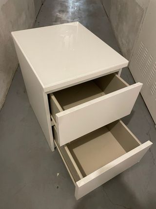 Mesita de noche con cristal