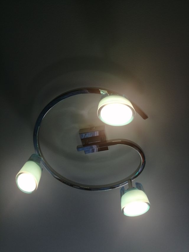 Lámpara inox y tulipas azul