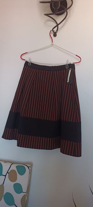 Falda midi con etiqueta 