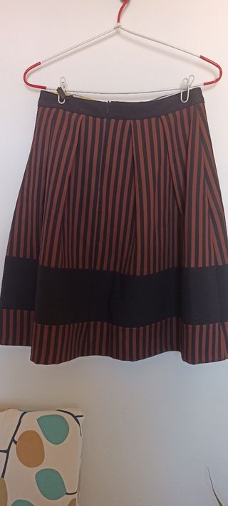 Falda midi con etiqueta 