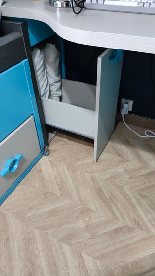 Escritorio con cajoneras
