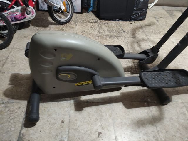 Elíptica con pantalla digital.