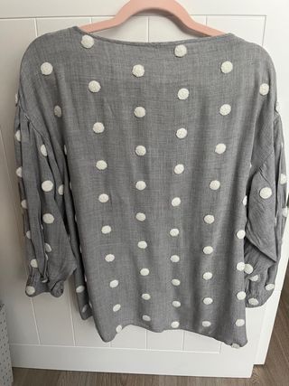 Blusa lunares zara.