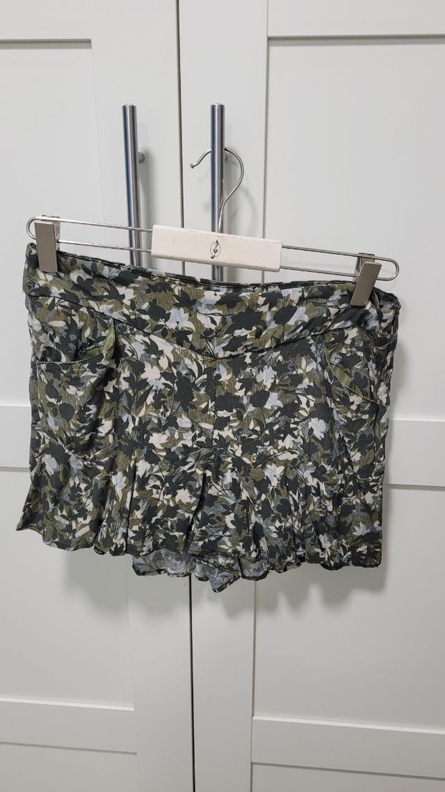 Pantalón cortito tipo falda pull & bear