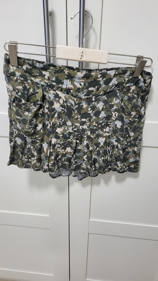 Pantalón cortito tipo falda pull & bear