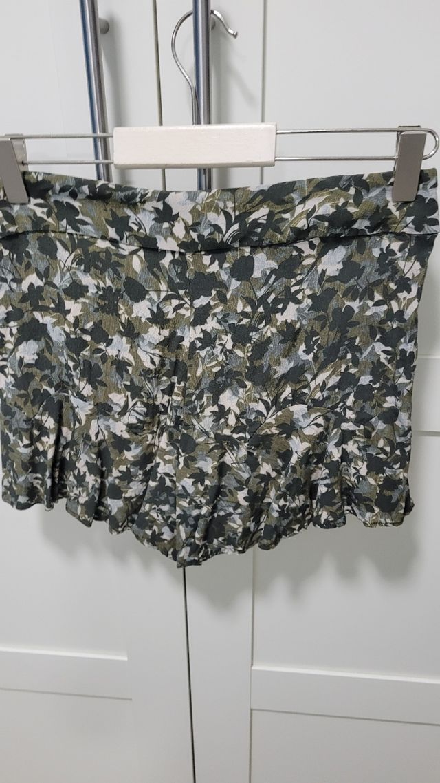 Pantalón cortito tipo falda pull & bear