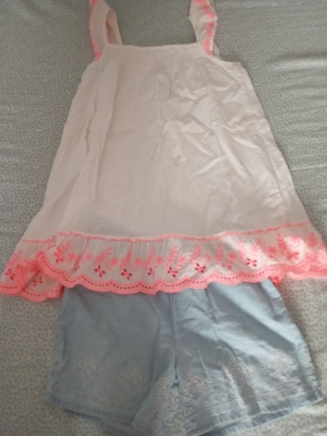 Conjunto short y blusa bordada. 7 años