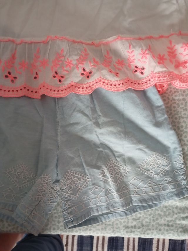 Conjunto short y blusa bordada. 7 años