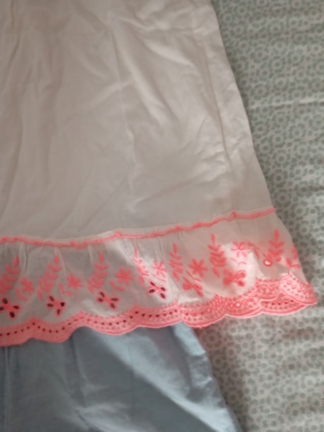 Conjunto short y blusa bordada. 7 años