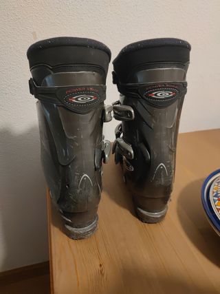Botas de Ski con funda de Decathlon.