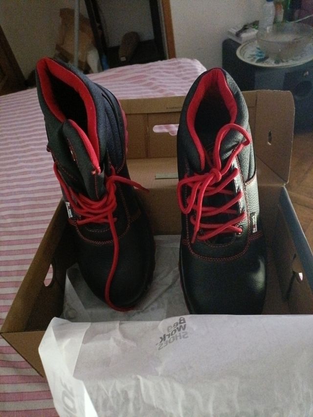 Botss de trabajo talla cuarenta y dos 