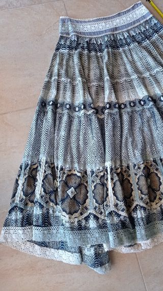 Falda maxi larga con mucha caída y vuelo
