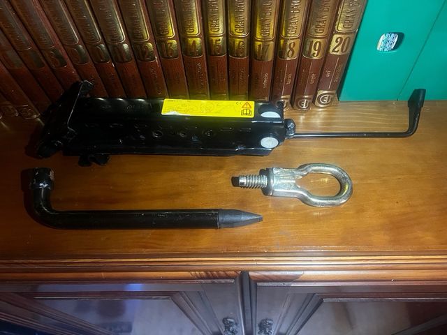 Gato + Gancho Remolque + Llave Rueda