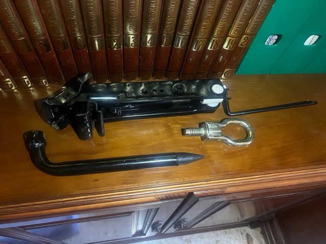 Gato + Gancho Remolque + Llave Rueda