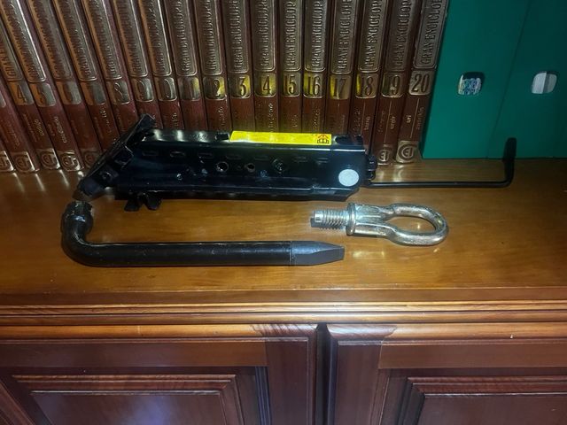 Gato + Gancho Remolque + Llave Rueda