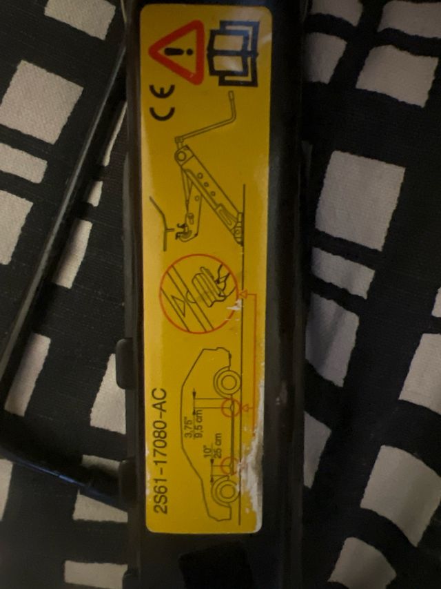 Gato + Gancho Remolque + Llave Rueda