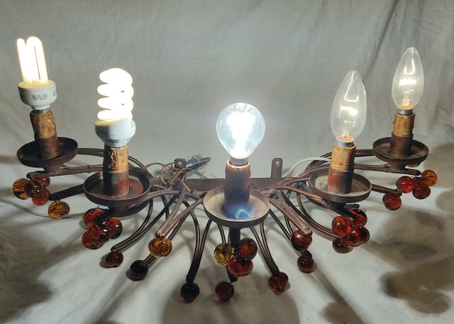 #135 Lámparas apliques hierro y vidrio ambar